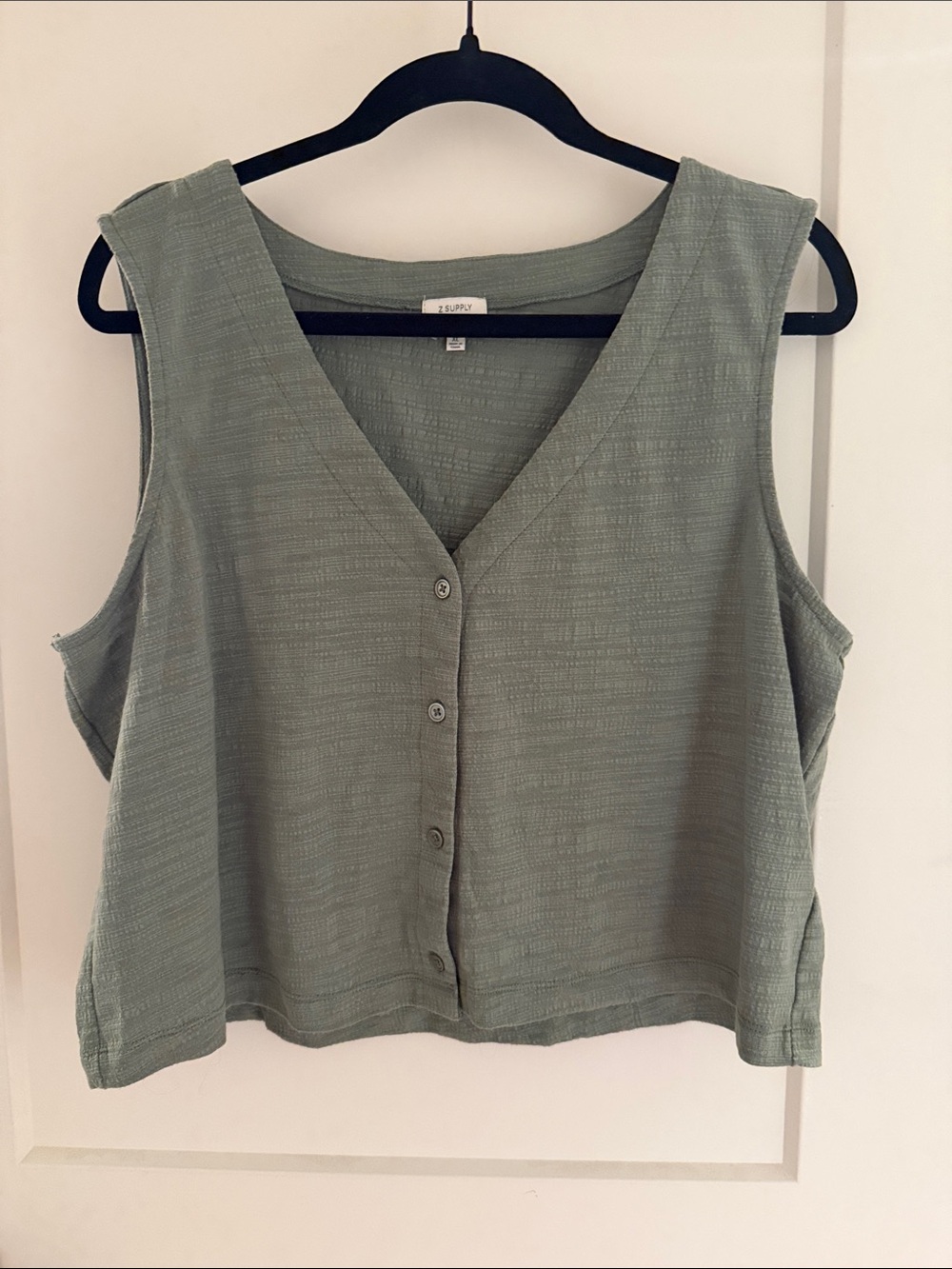 Evereve Textured Button-Front V-Neck Tank in Sage Green
